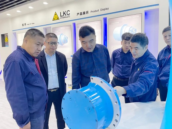 廣州塔山機(jī)械、廣州韓川液壓、江蘇靖江新世紀(jì)液壓、無(wú)錫密斯特智能裝備制造有限公司一行6人蒞臨力克川參觀交流2.jpg 廣州塔山機(jī)械、廣州韓川液壓、江蘇靖江新世紀(jì)液壓、無(wú)錫密斯特智能裝備制造有限公司一行6人蒞臨力克川參觀交流2.jpg