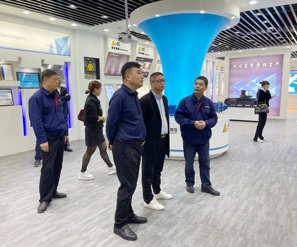 廣州塔山機(jī)械、廣州韓川液壓、江蘇靖江新世紀(jì)液壓、無(wú)錫密斯特智能裝備制造有限公司一行6人蒞臨力克川參觀交流3.jpg 廣州塔山機(jī)械、廣州韓川液壓、江蘇靖江新世紀(jì)液壓、無(wú)錫密斯特智能裝備制造有限公司一行6人蒞臨力克川參觀交流3.jpg